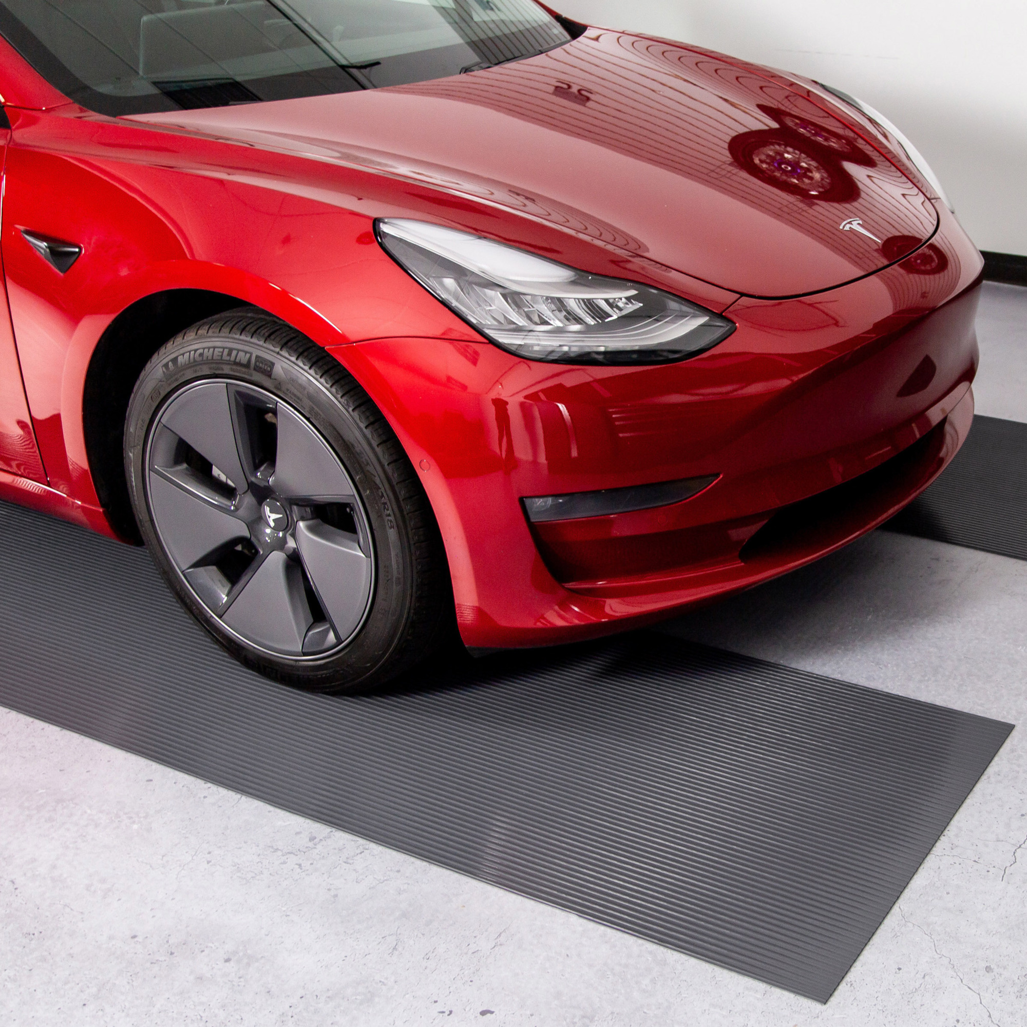 G-Floor, Solid Vinyl Floor Runner, Coverage Area 42.5 ft², Model# GRUN55RB3017SG